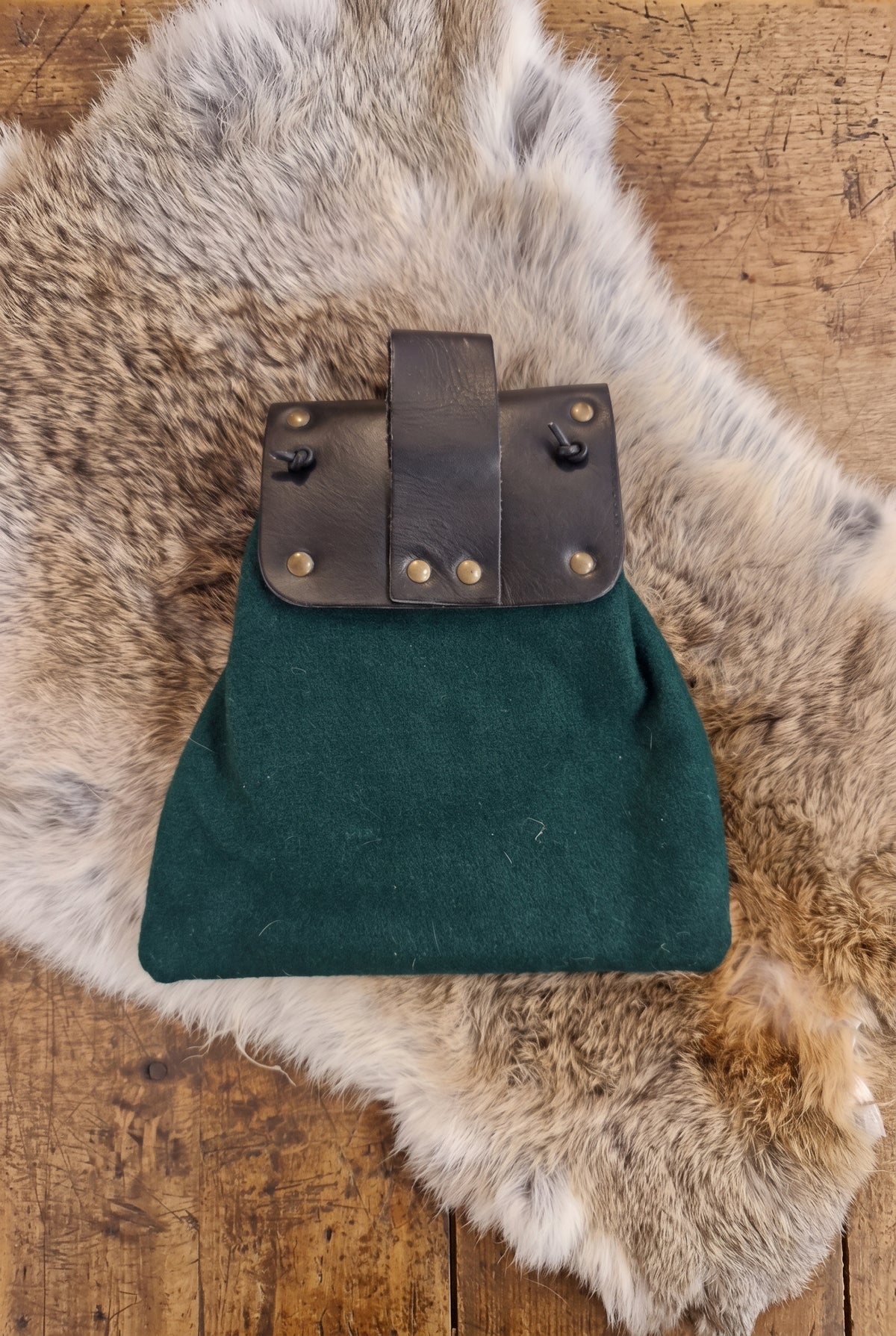 Spätmittelalter Wollbeutel mit Knochenknebel grün