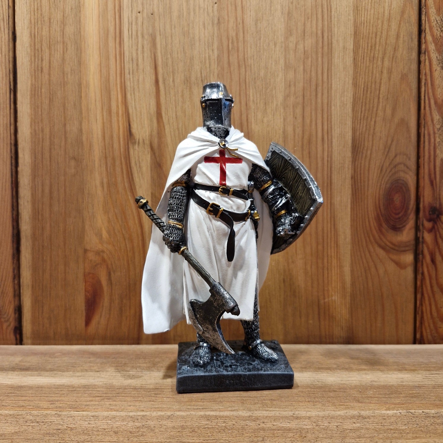 Templer mit Kriegsaxt und Schild - handbemalt