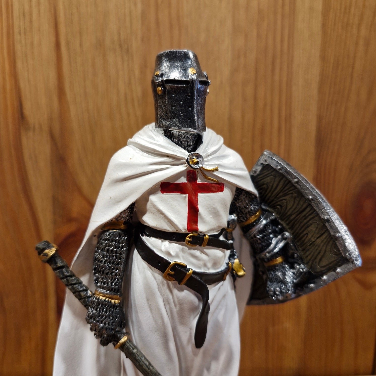 Templer mit Kriegsaxt und Schild - handbemalt