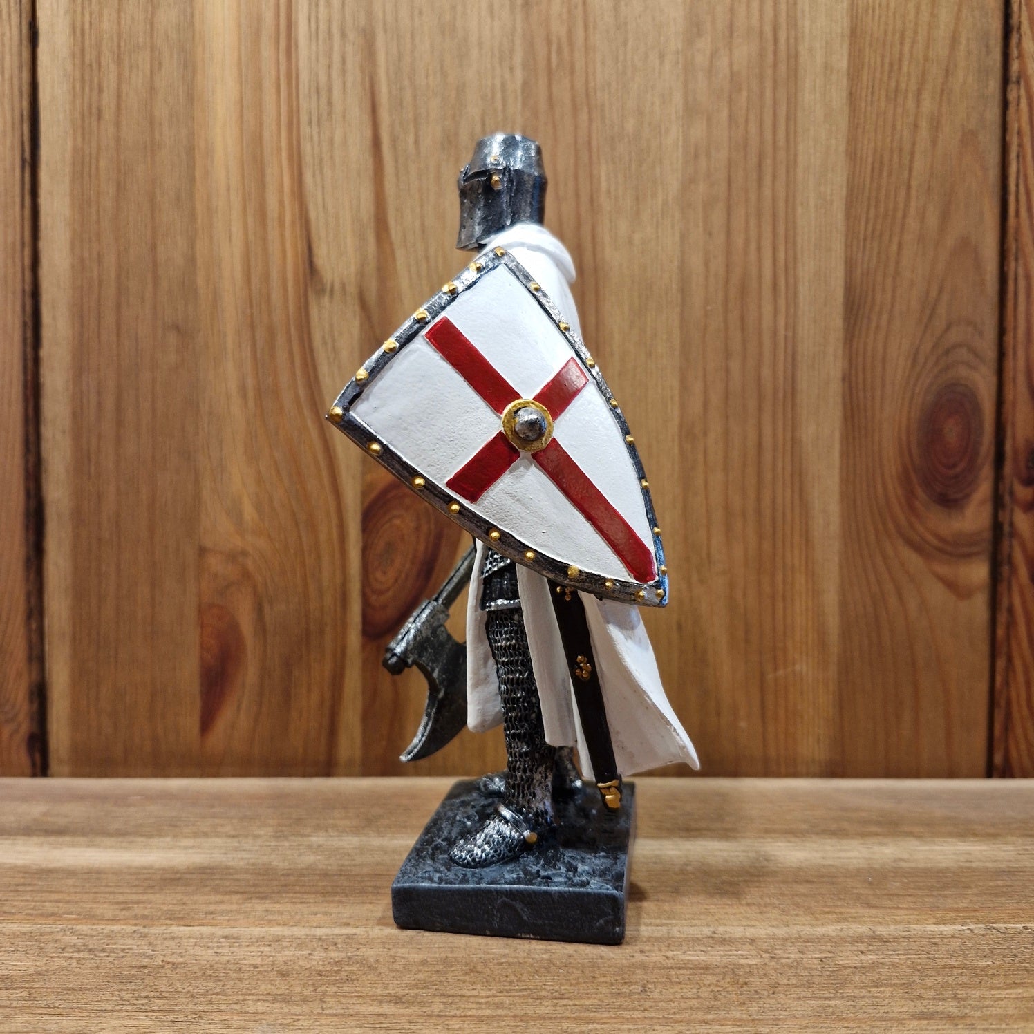 Templer mit Kriegsaxt und Schild - handbemalt