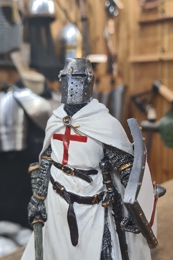Templer mit Kriegsaxt und Schild - handbemalt