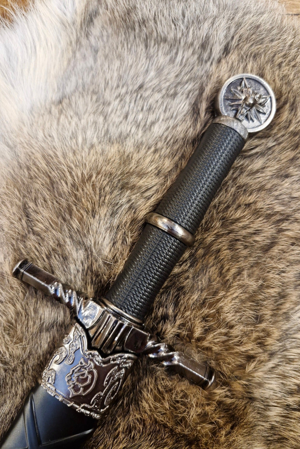 The Witcher Stahldolch Wolfsschule - Dekoration