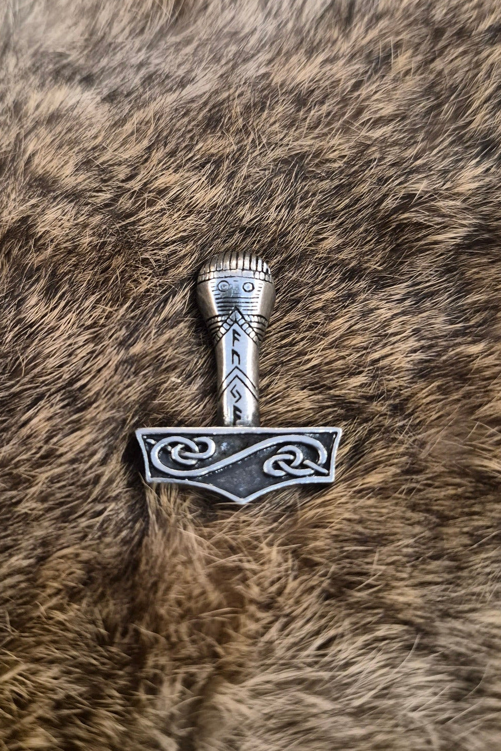 Thors Hammer mit Runen aus Zinn