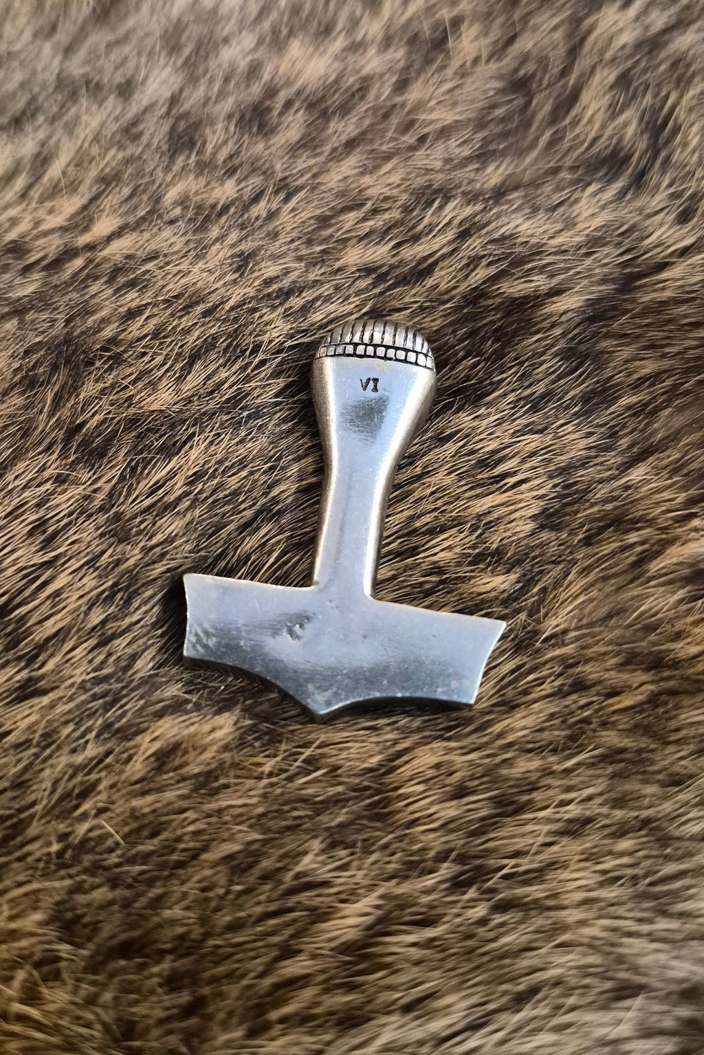 Thors Hammer mit Runen aus Zinn