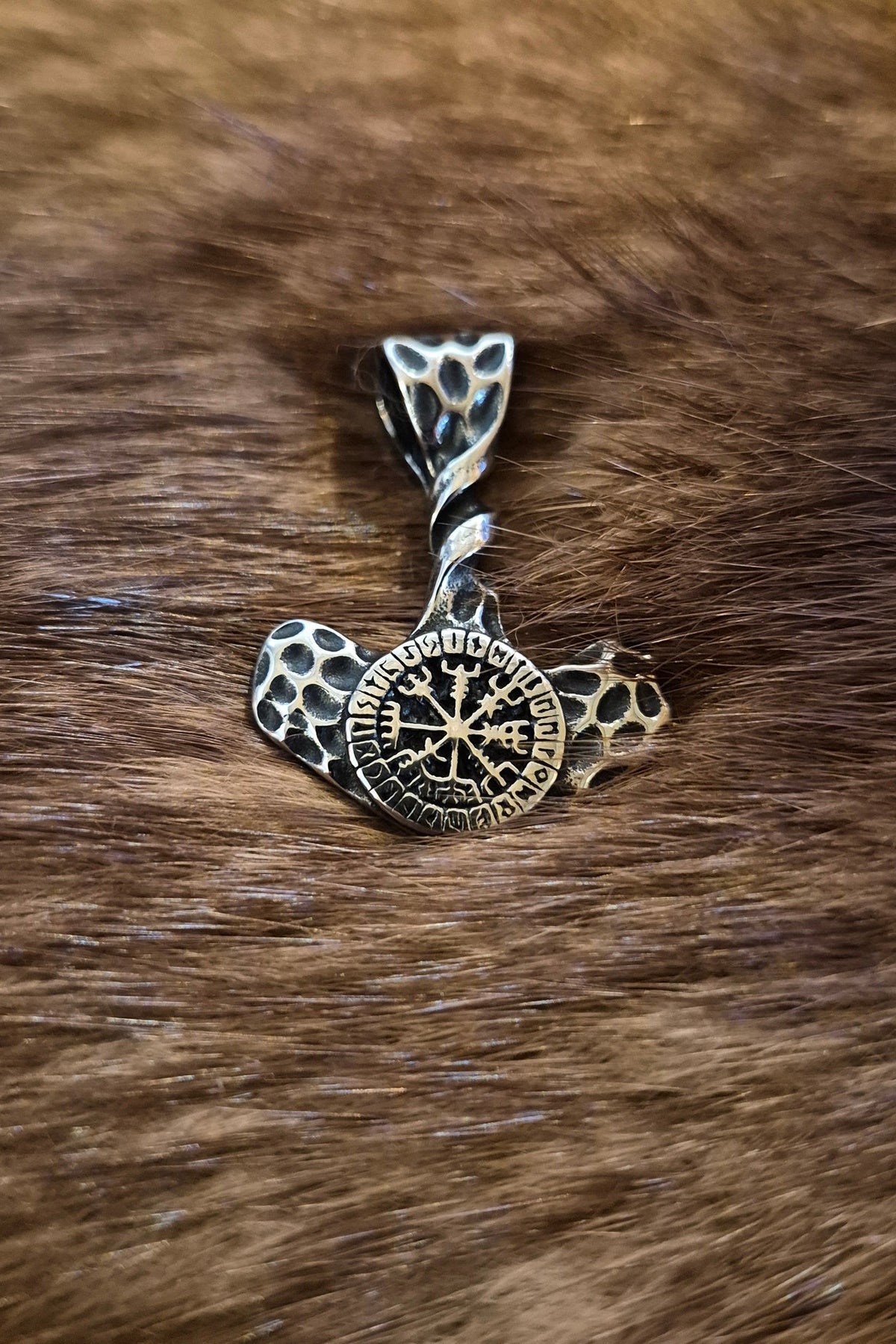 Ein Thors Hammer mit verdrehten Steg und Vegvisir das von Runen umringt wird und aus Edelstahl gefertigt wurde.