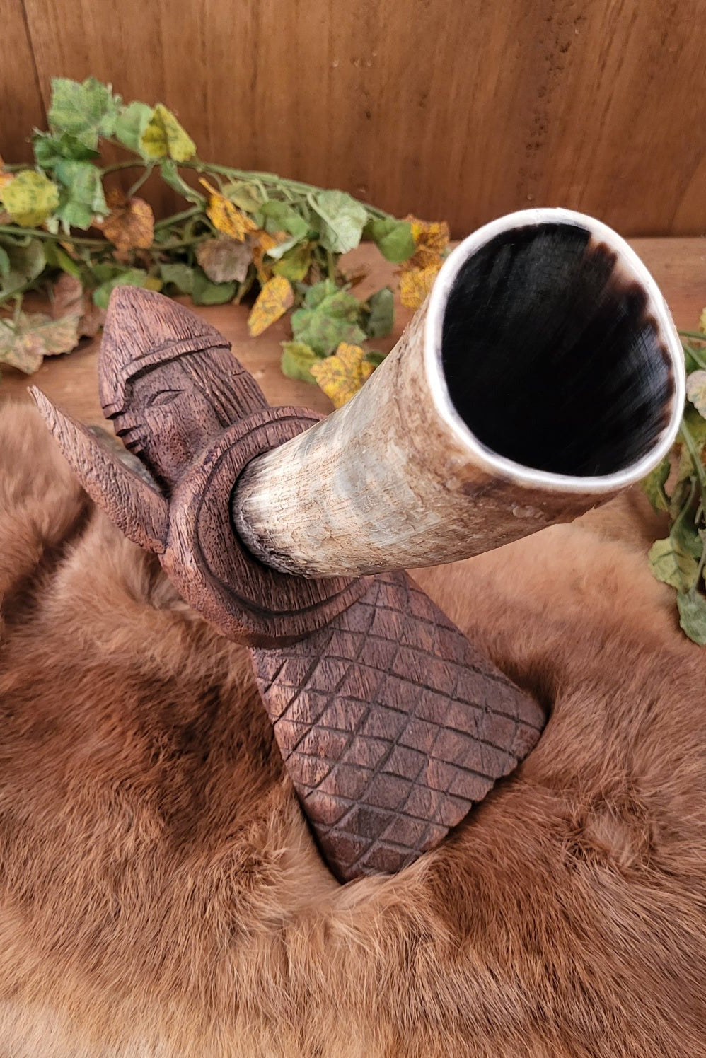 Trinkhornständer Wikingerkrieger aus Holz
