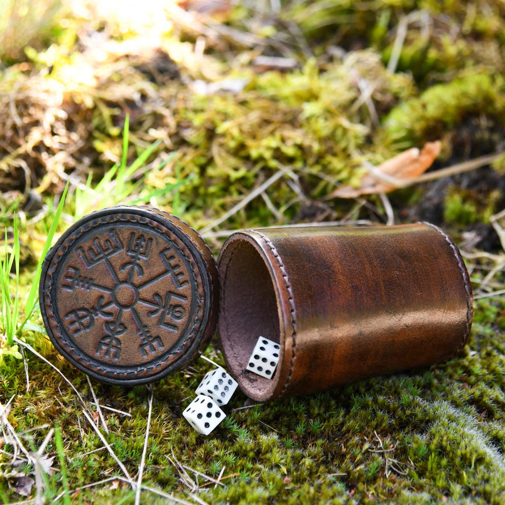 Würfelbecher mit Prägung Vegvisir & Deckel aus Büffelleder braun