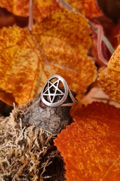 Wicca Protection Ring with Pentagram in Silver