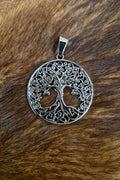 Ein Wicca Amulett welches ein detailierten Lebensbaum gefertigt aus Edelstahl zeigt.