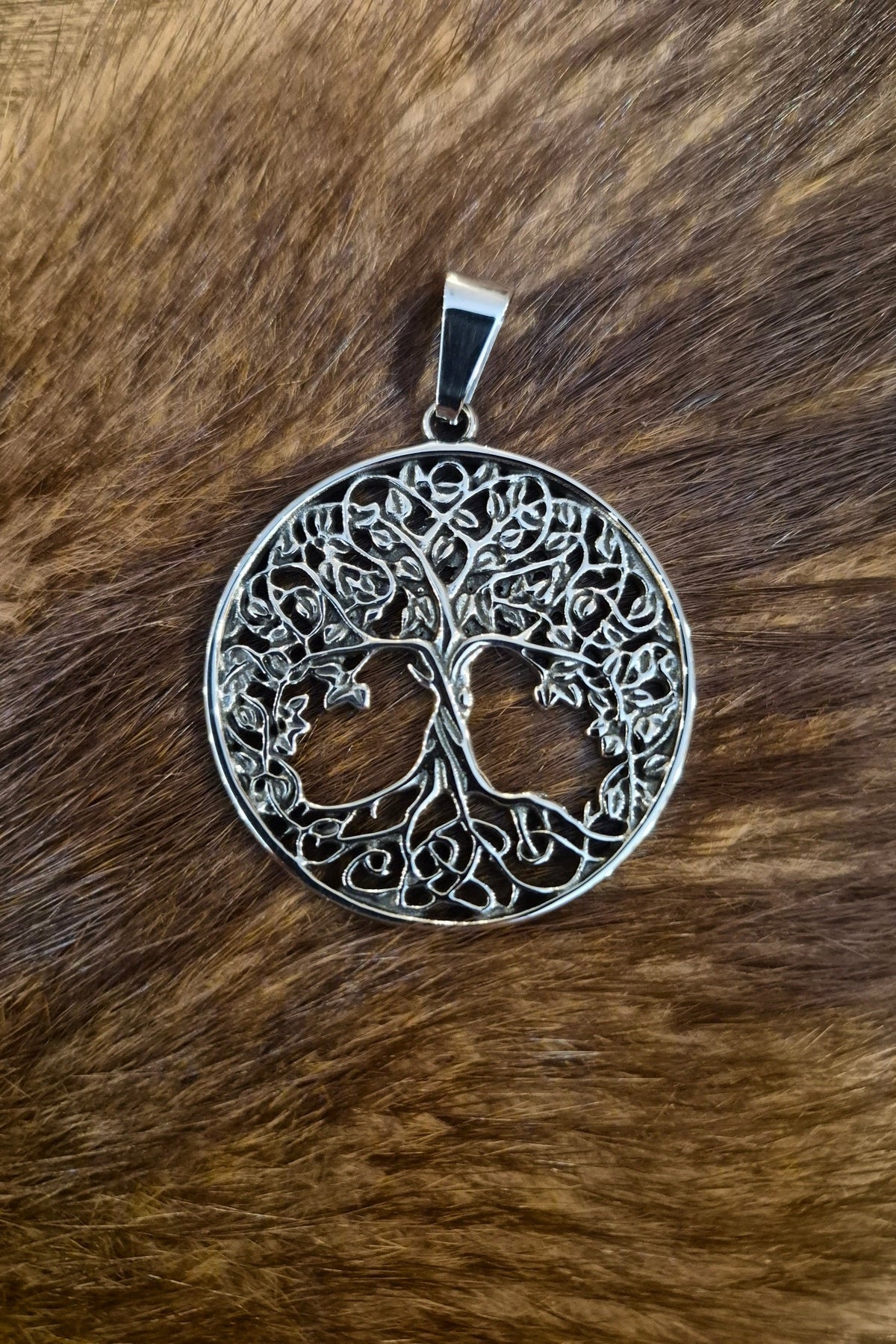 Ein Wicca Amulett welches ein detailierten Lebensbaum gefertigt aus Edelstahl zeigt.