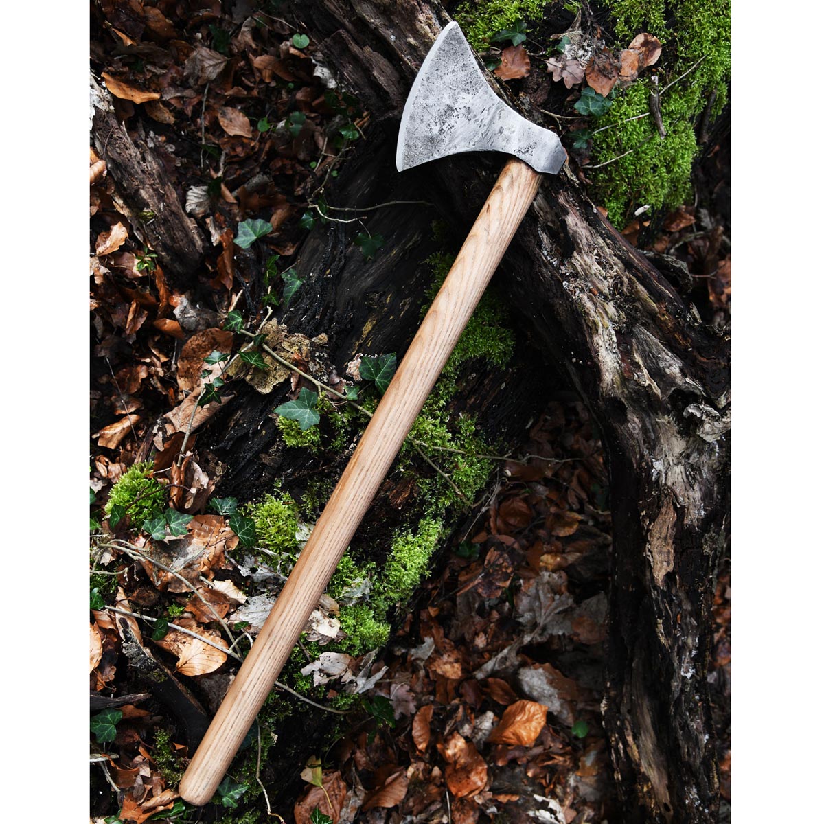 Wikinger Axt aus Stahl mit Holzgriff - handgeschmiedet
