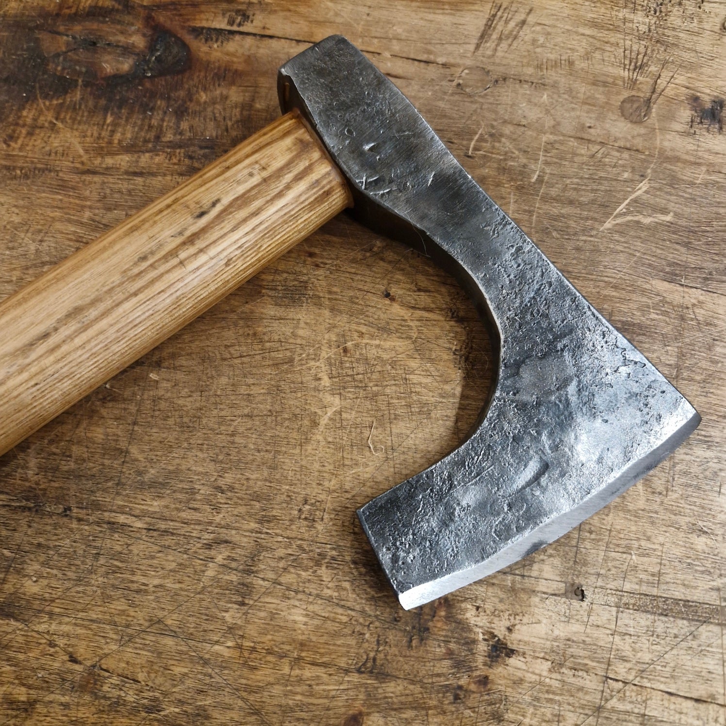 Wikinger Bartaxt aus Stahl mit Eschenholzgriff - handgeschmiedet