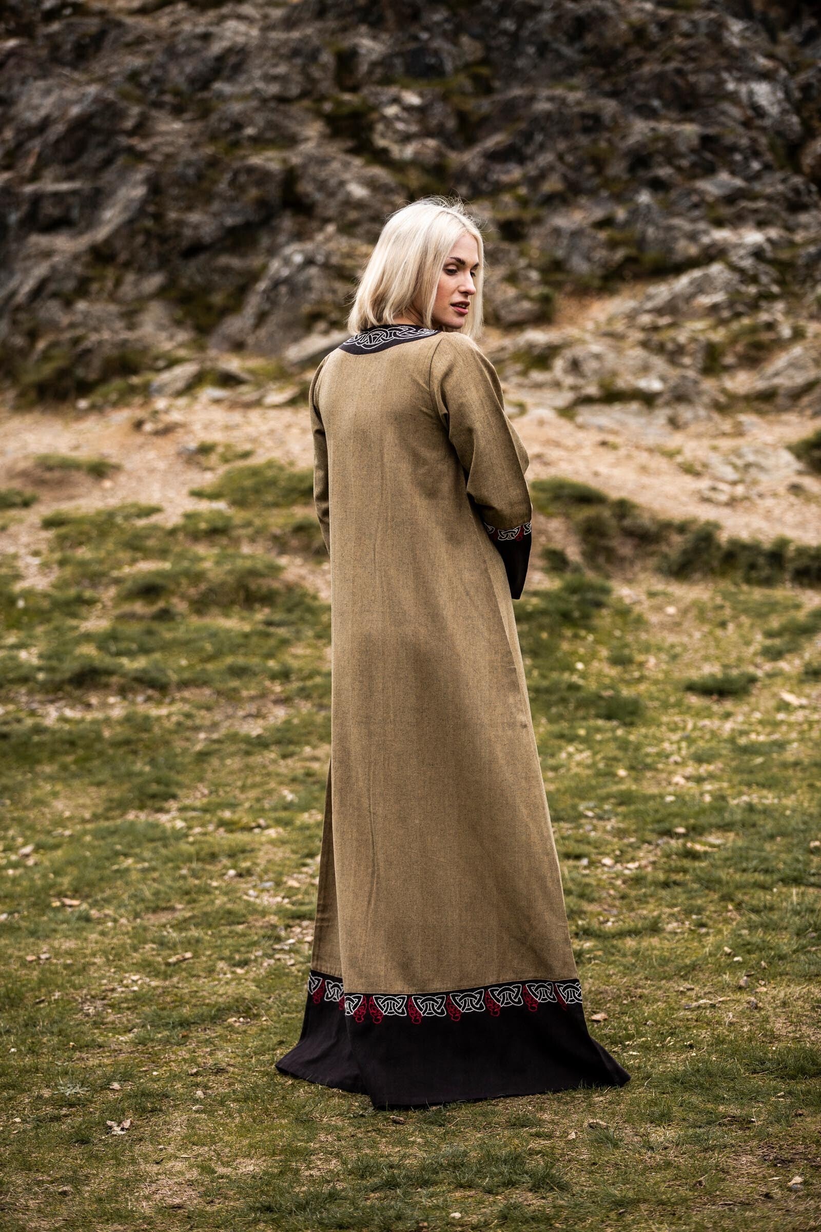 Wikinger Kleid Idun mit Stickerei