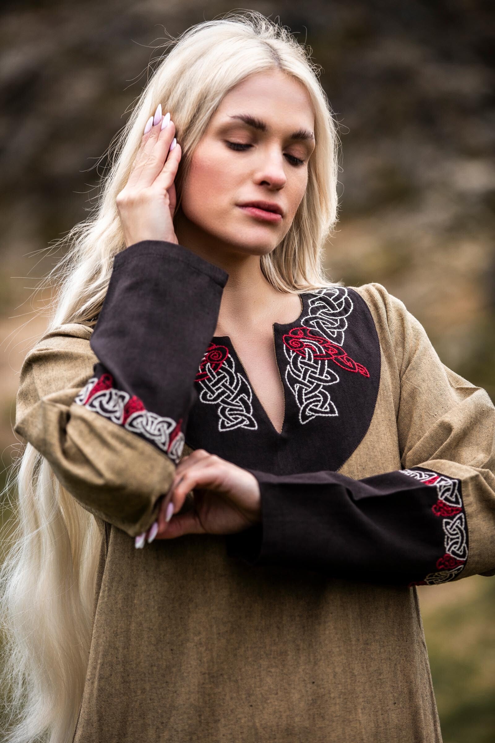 Wikinger Kleid Idun mit Stickerei