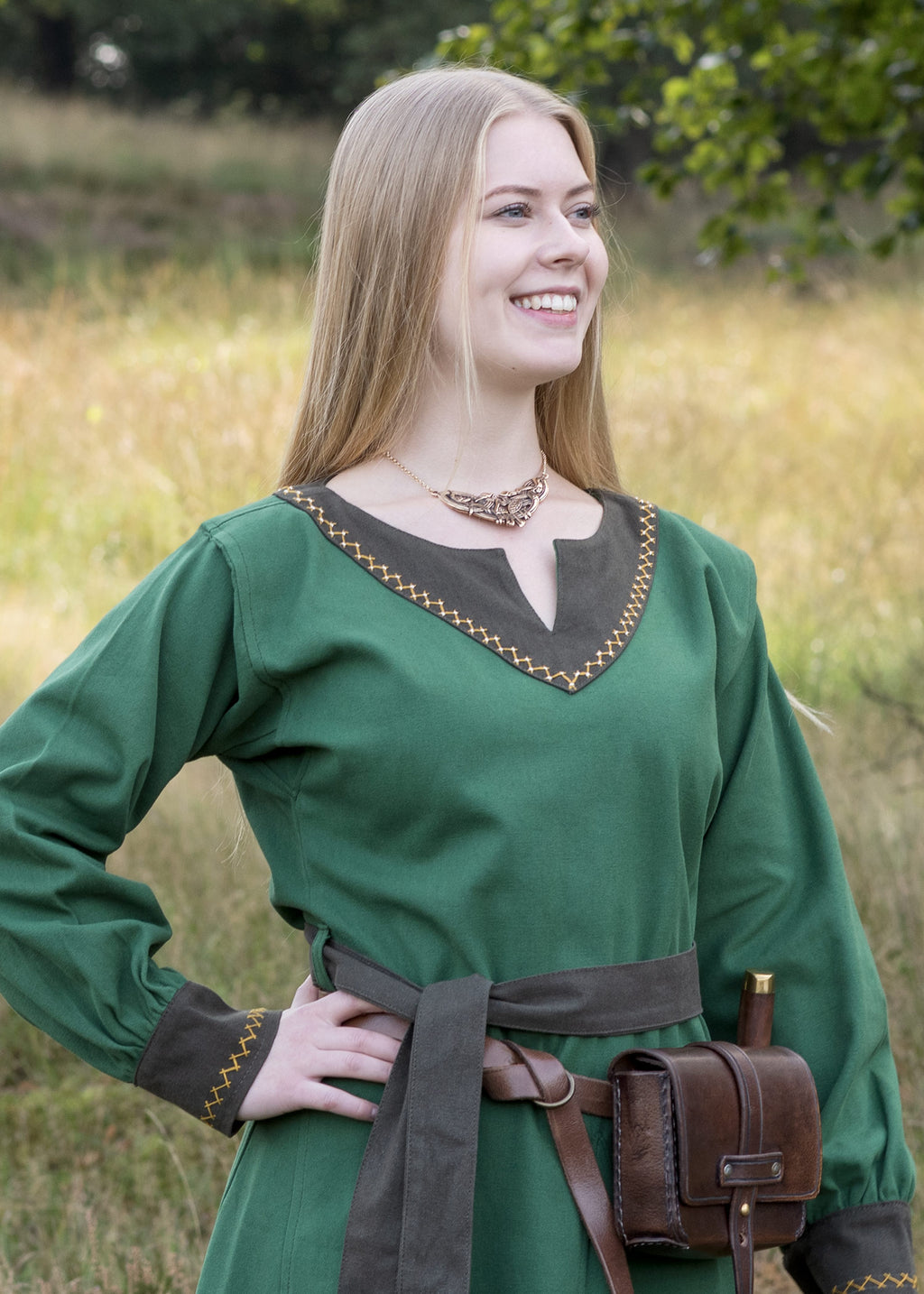 Wikinger Kleid mit Stickerein