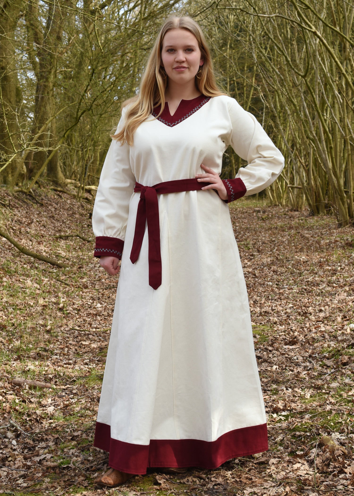 Wikinger Kleid mit Stickerein