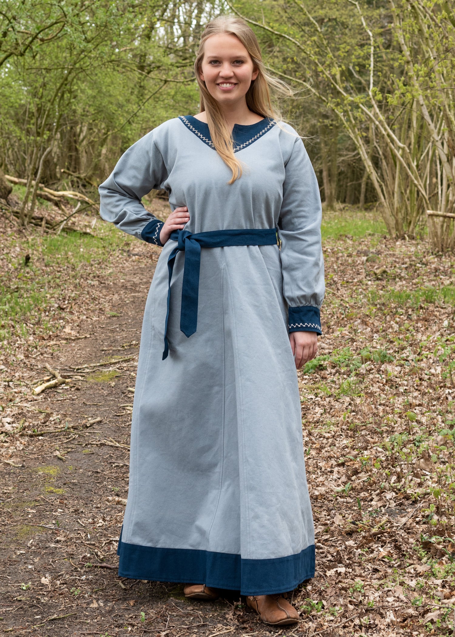 Wikinger Kleid mit Stickerein