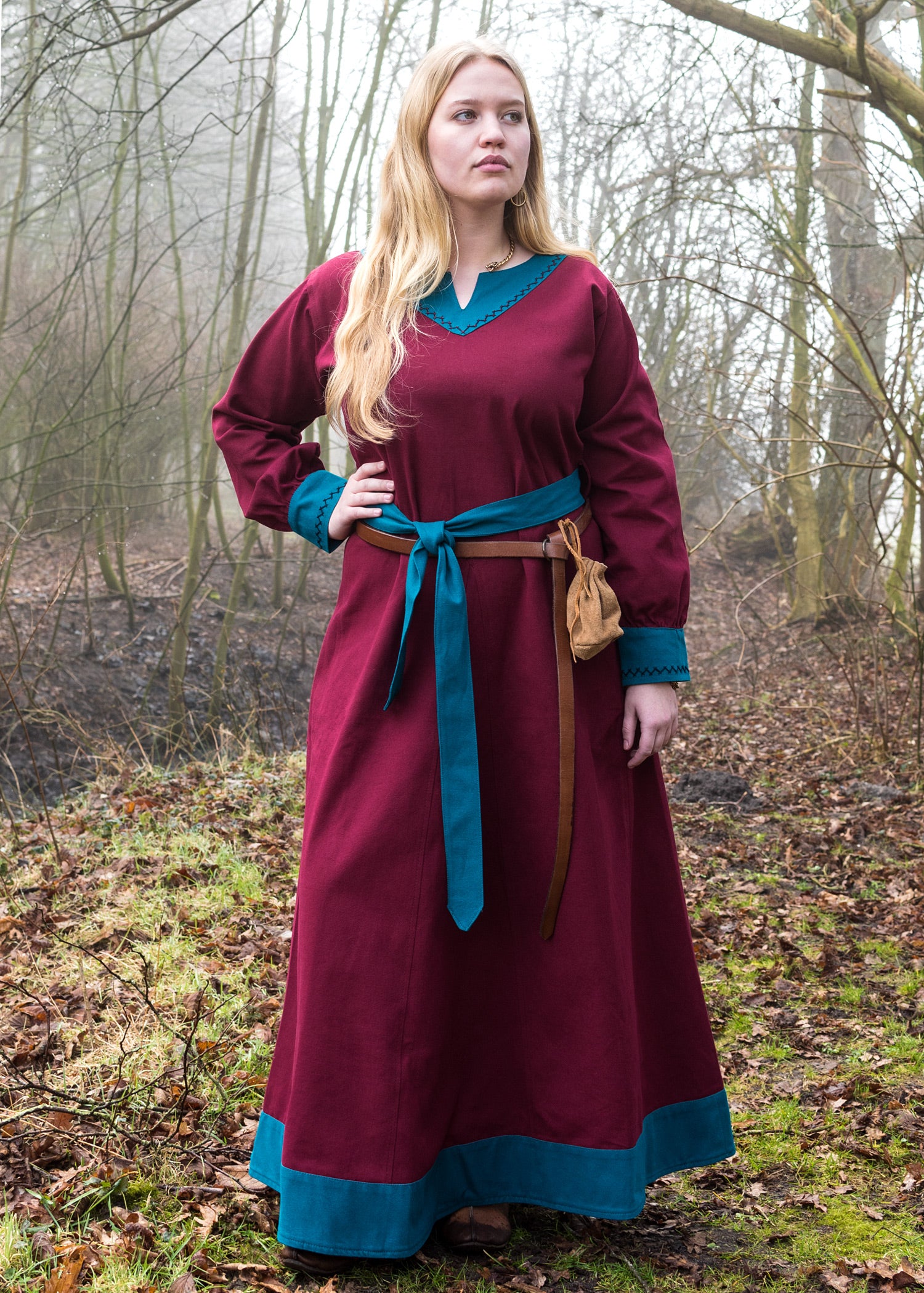 Wikinger Kleid mit Stickerein
