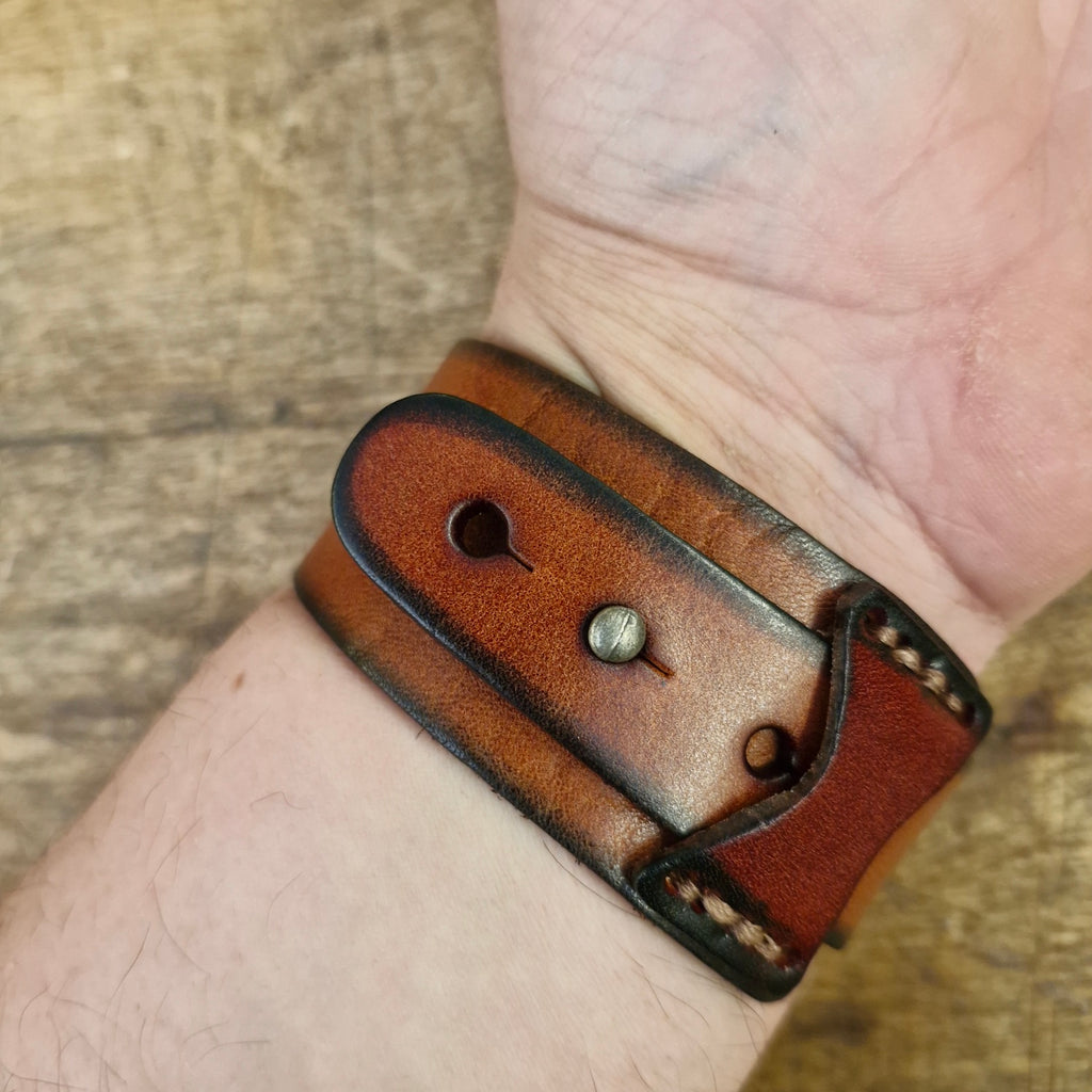 Wikinger Lederarmband mit Runeninschrift