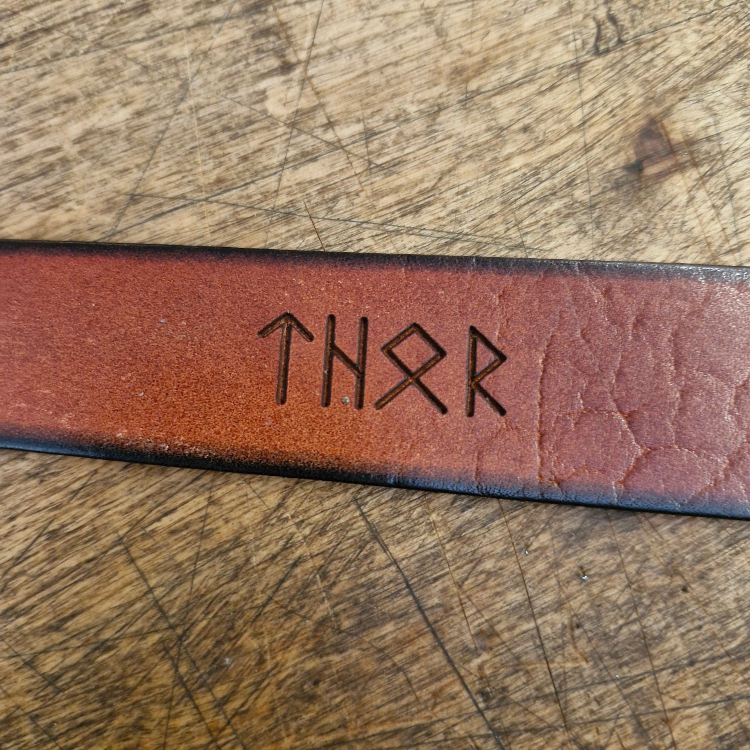 Wikinger Lederarmband mit Runeninschrift