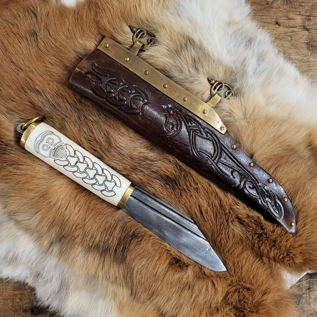 Wikinger Saxmesser mit verzierten Knochengriff und Lederscheide