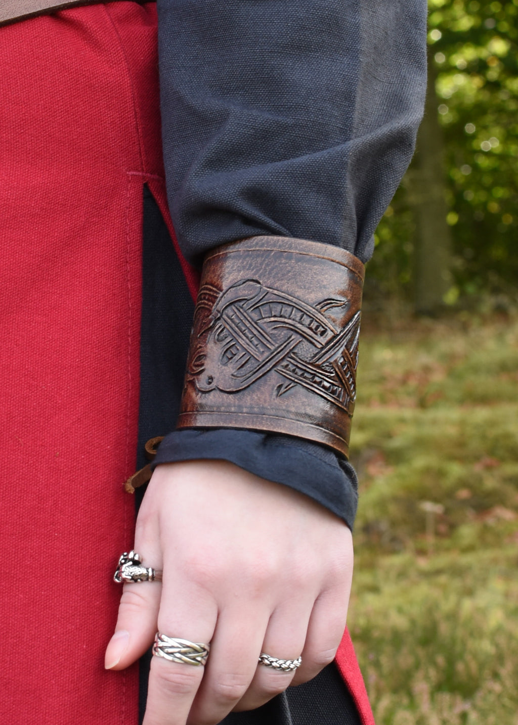 Wikinger Armschützer Drache im Jelling-Stil aus Büffelleder