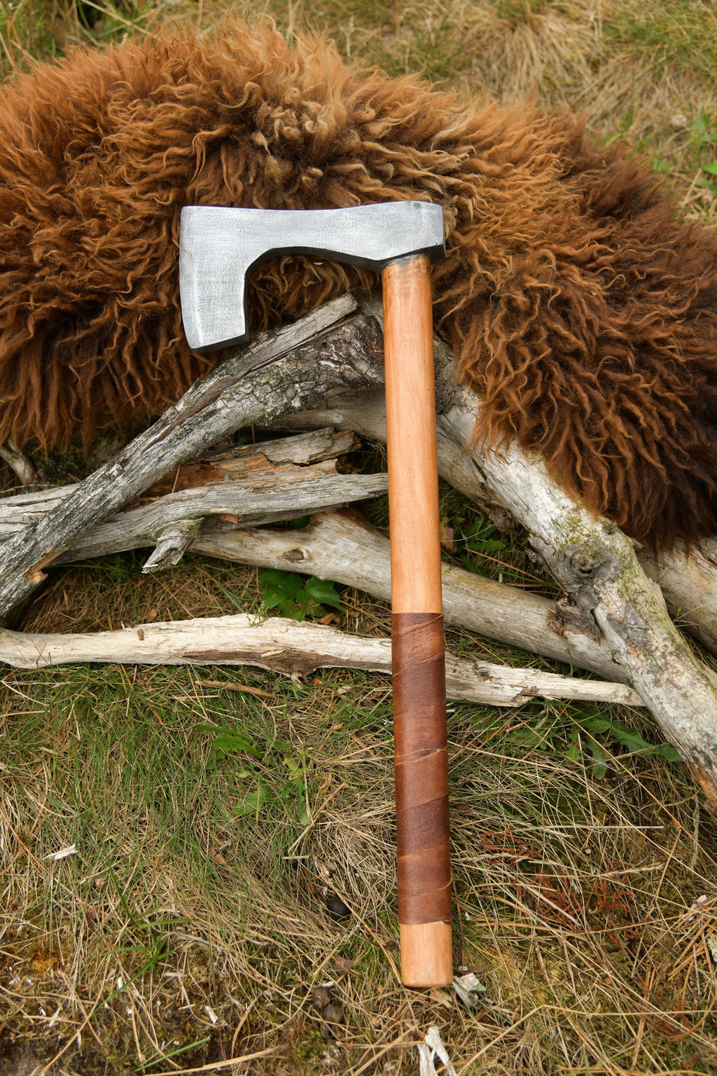 Wikinger Bartaxt für Kinder aus Holz mit Ledergriff - bemalt