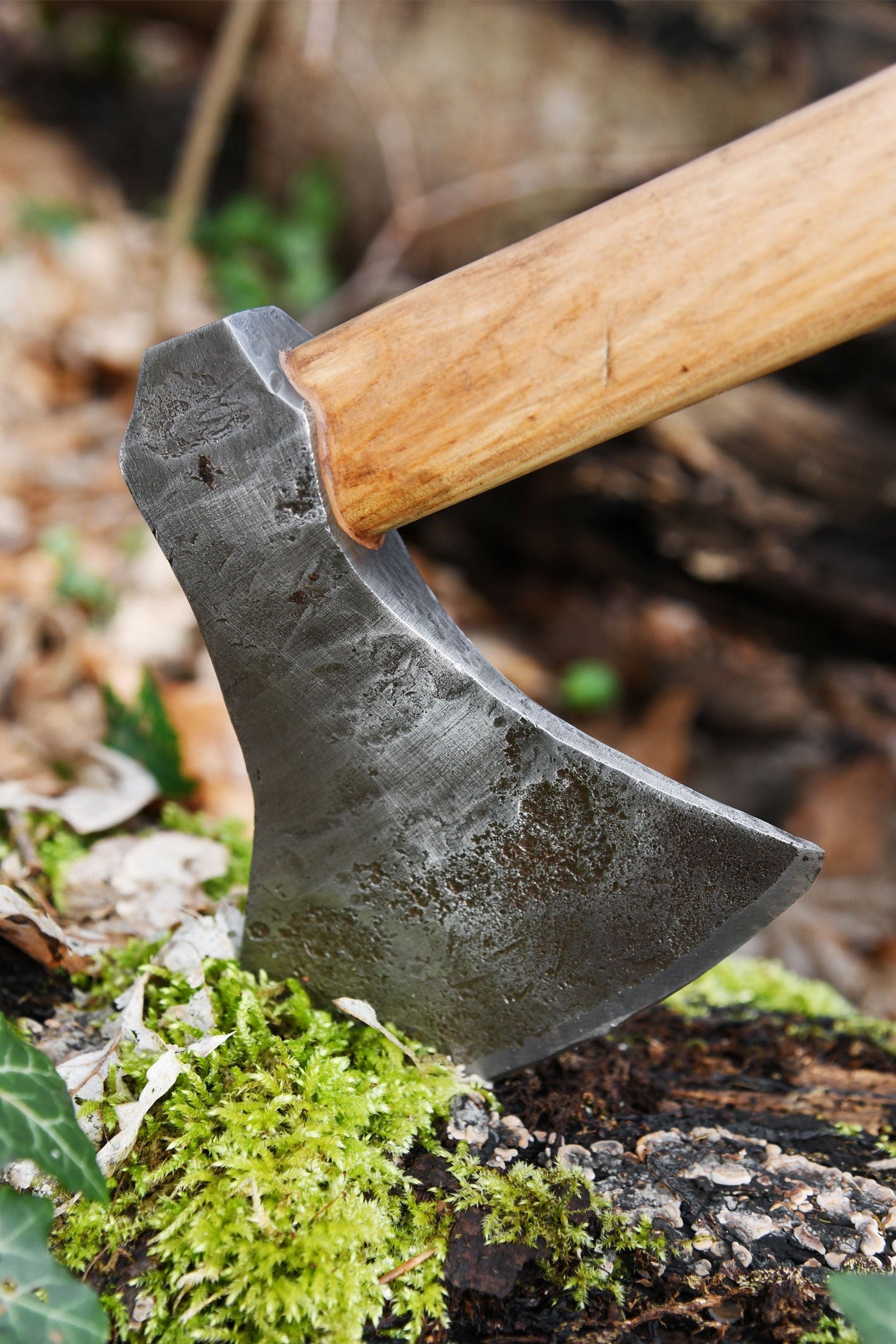 Wikinger Kampfaxt aus Stahl mit Holzgriff Typ M - handgeschmiedet