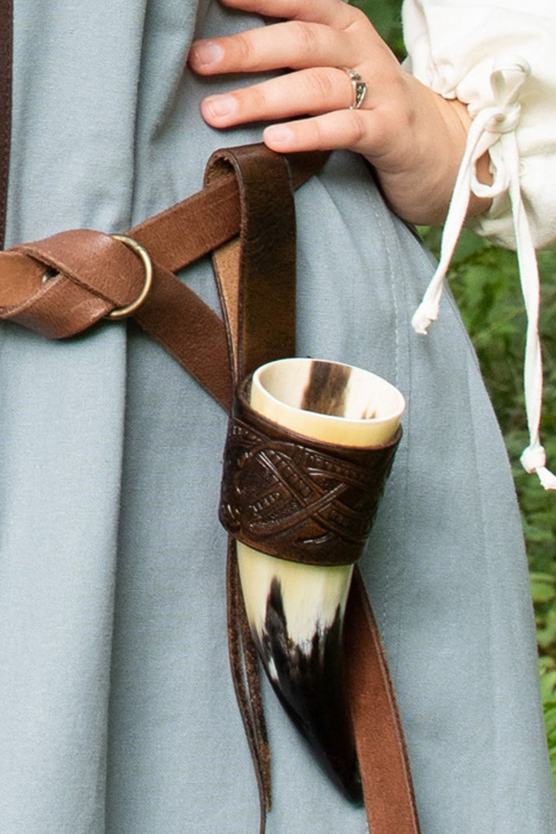 Wikinger Trinkhornhalter mit Prägung im Jelling-Stil aus Büffelleder