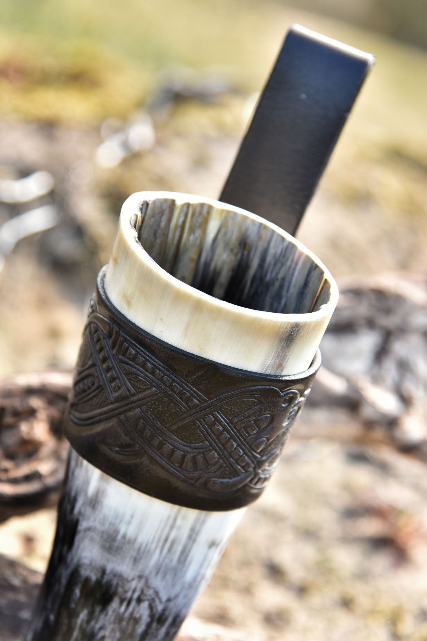 Wikinger Trinkhornhalter mit Prägung im Jelling-Stil aus Büffelleder