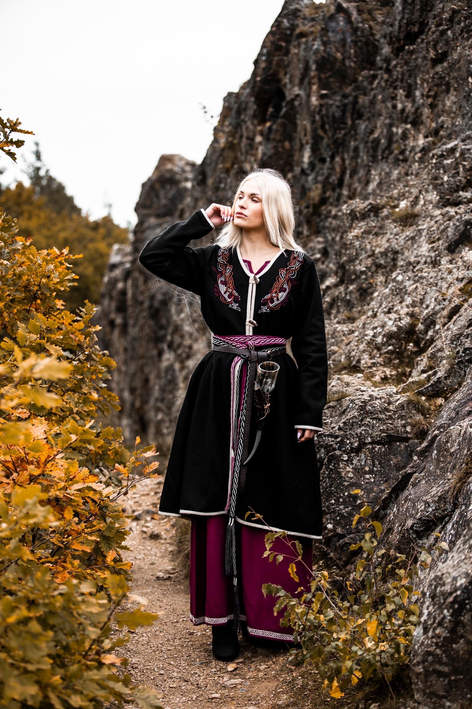 Wikinger Wollmantel Skadi mit Stickerei