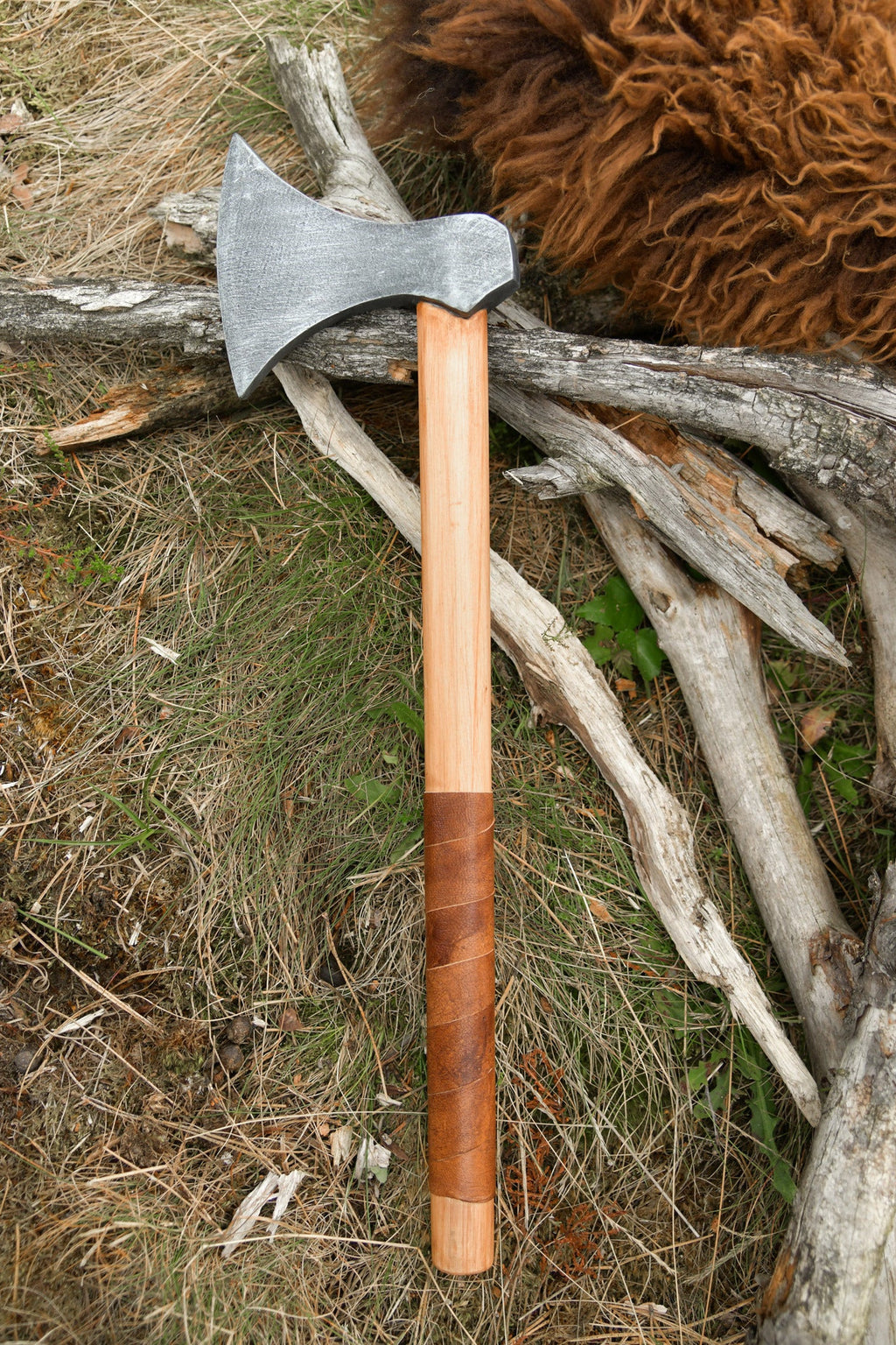 Wikingeraxt für Kinder aus Holz mit Ledergriff - bemalt
