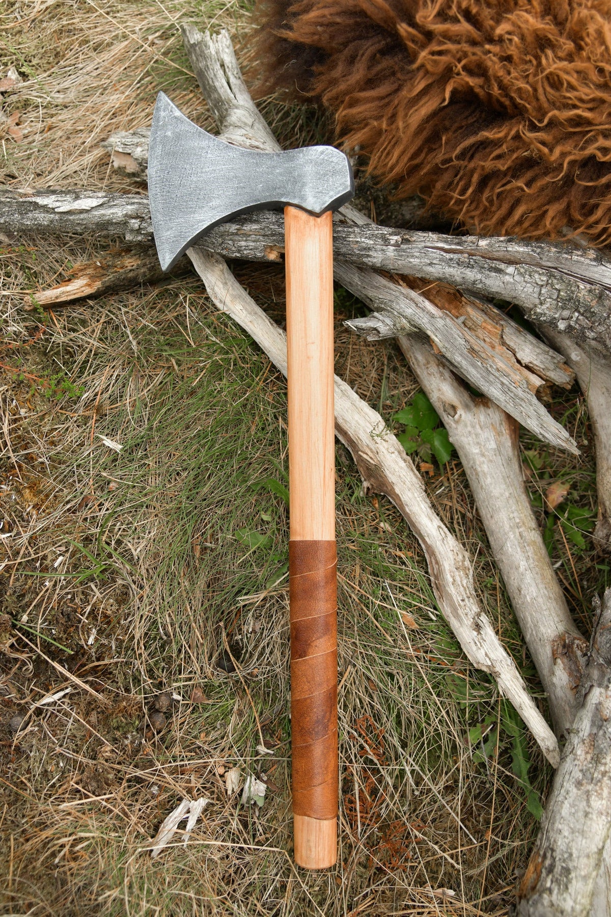 Wikingeraxt für Kinder aus Holz mit Ledergriff - bemalt
