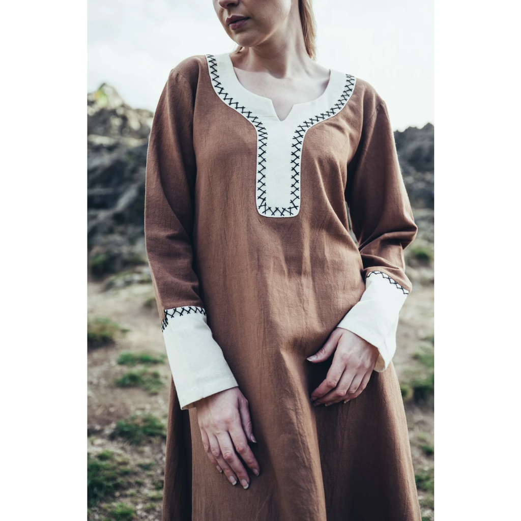 Wikingerkleid Ingrid mit Handgestickerei