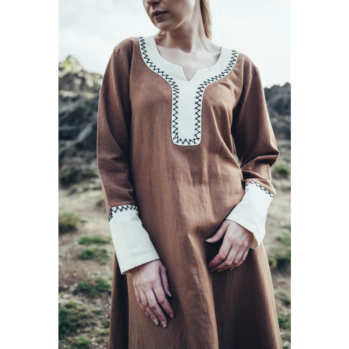 Wikingerkleid Ingrid mit Handgestickerei