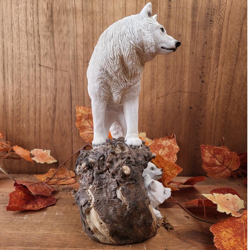 Wolfsmutter mit Jungen im Bau - handbemalt