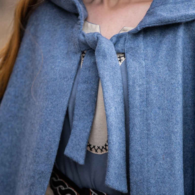Wollumhang Adel mit großer Kapuze taubenblau