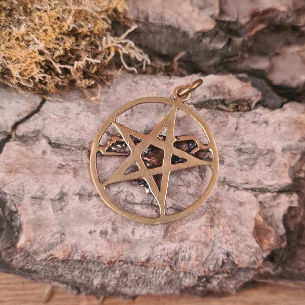 Amulett Rabe im Pentagramm aus Bronze