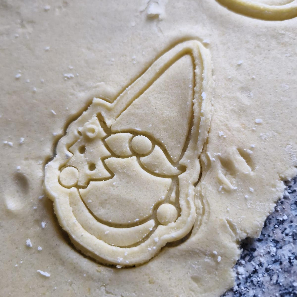Cookie cutter with plunger