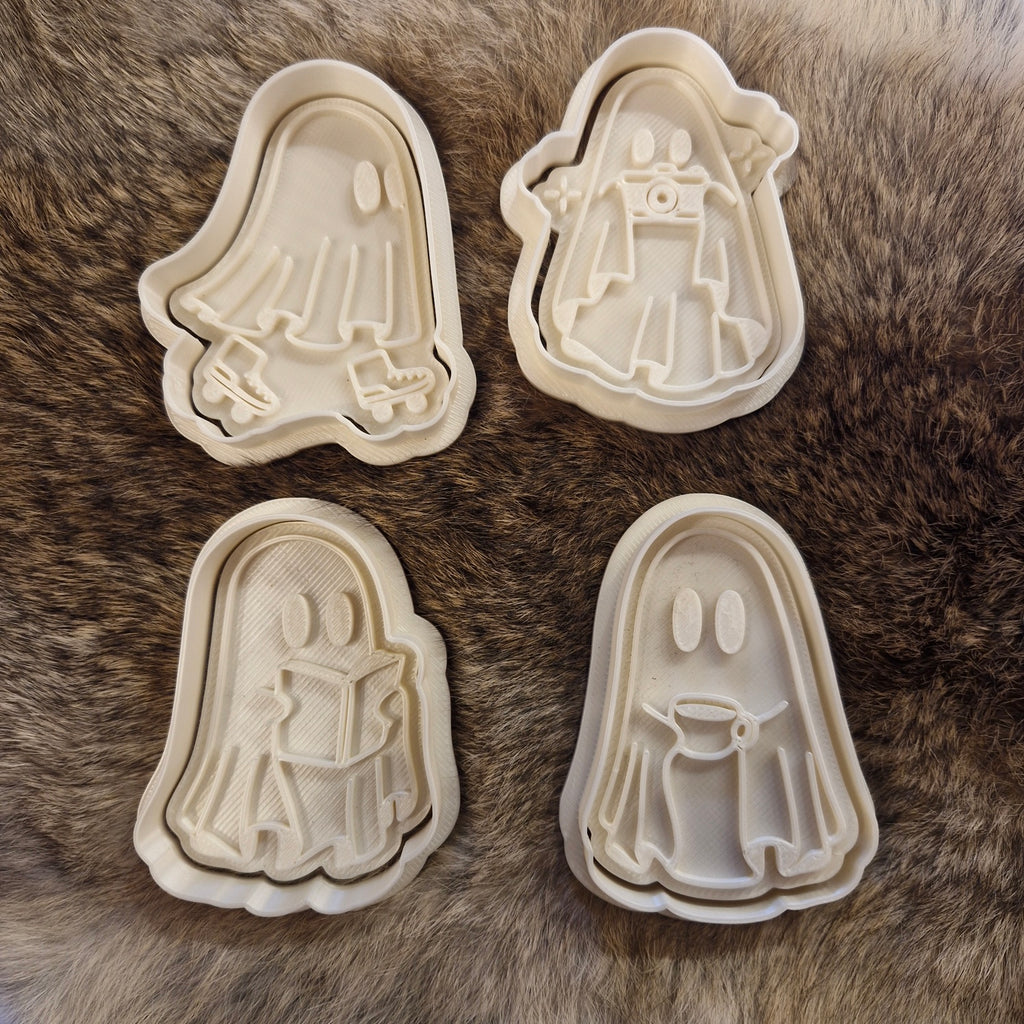 Cookie cutter with plunger