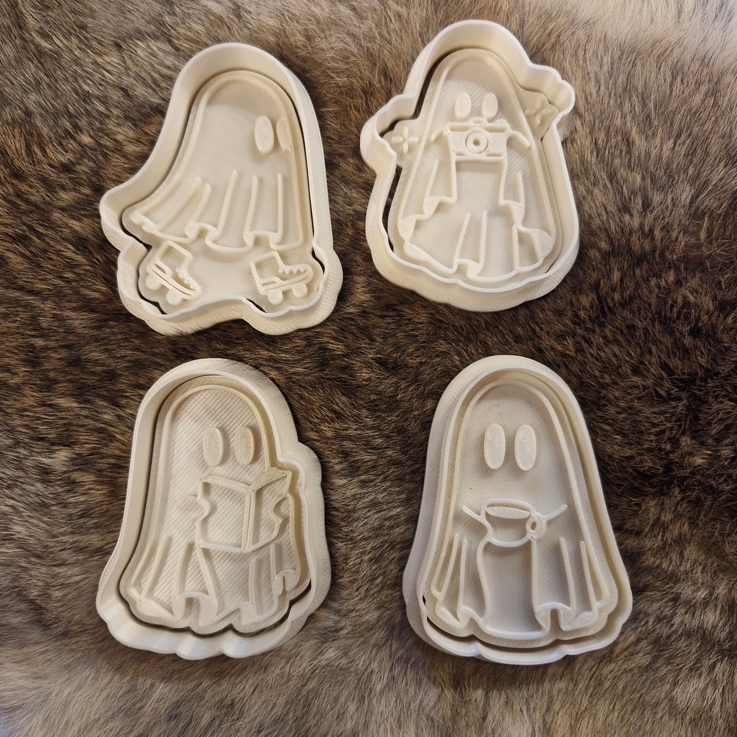 Cookie cutter with plunger