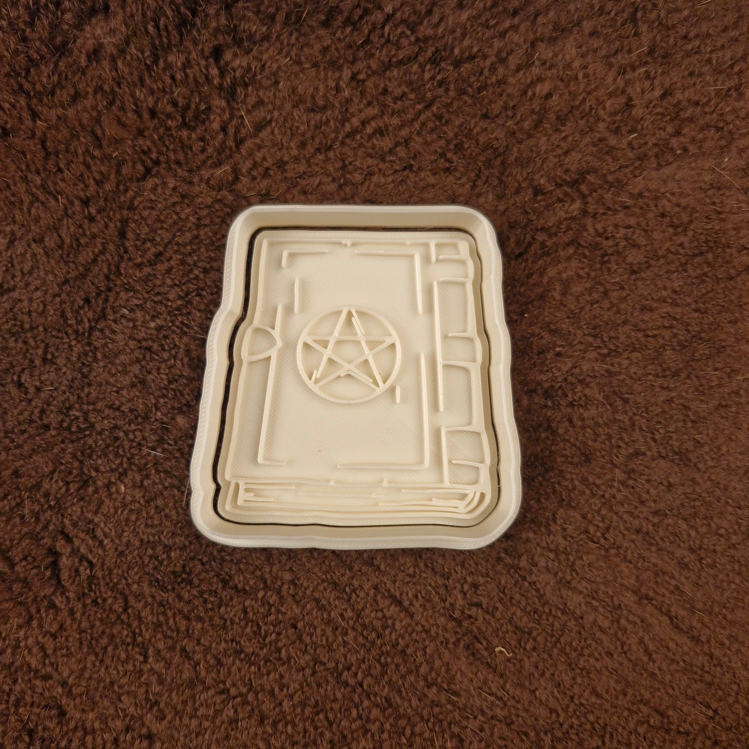 Cookie cutter with plunger