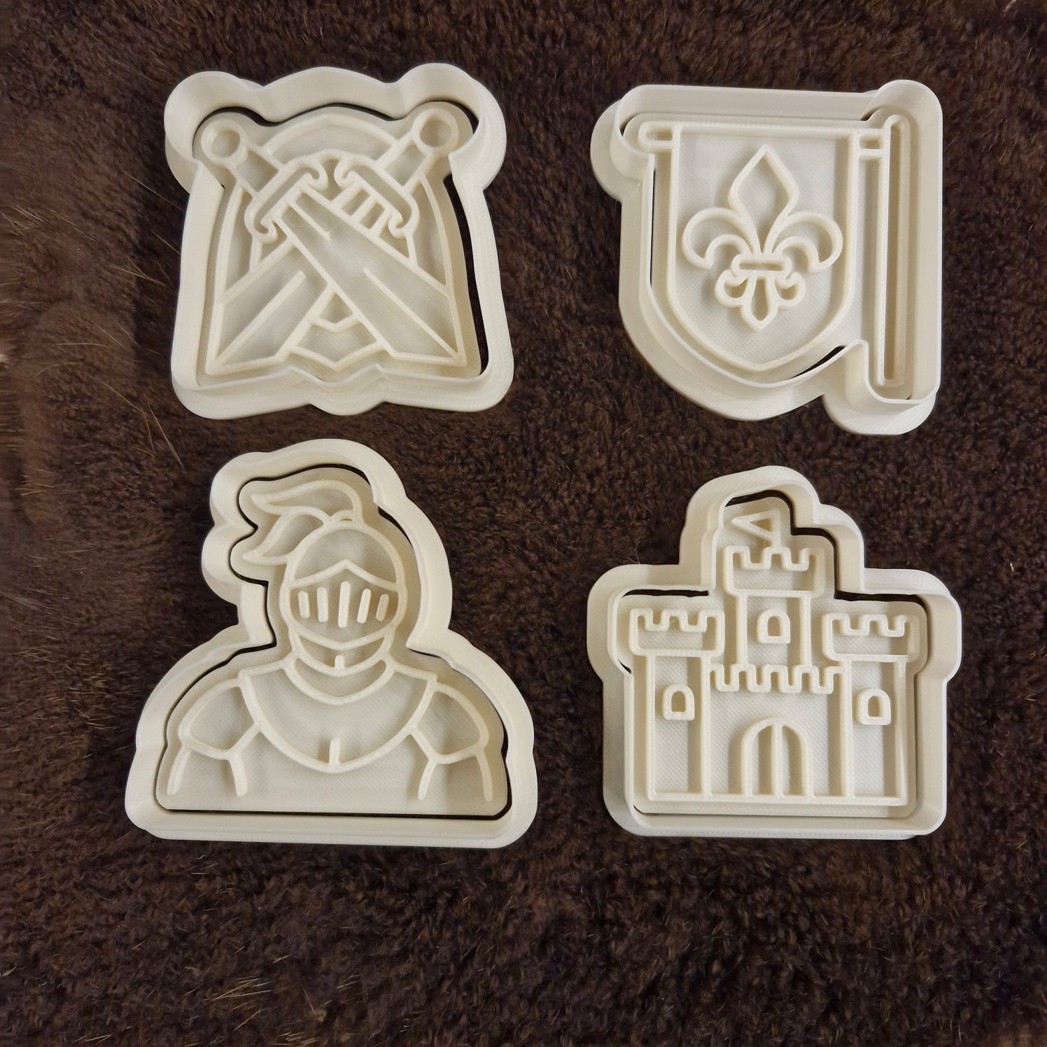 Cookie cutter with plunger