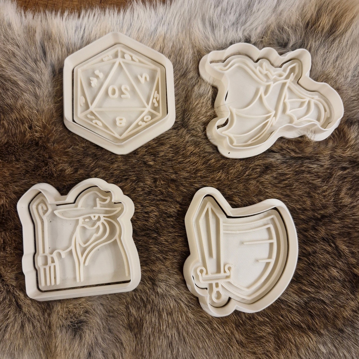 Cookie cutter with plunger