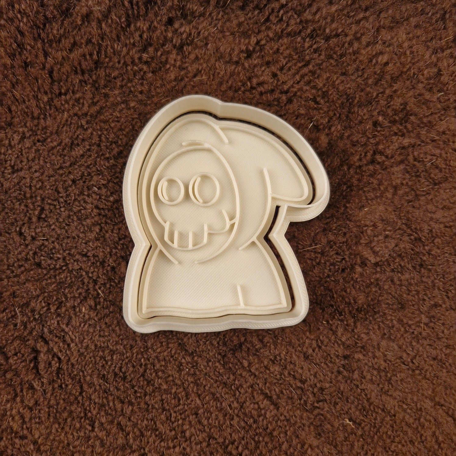 Cookie cutter with plunger