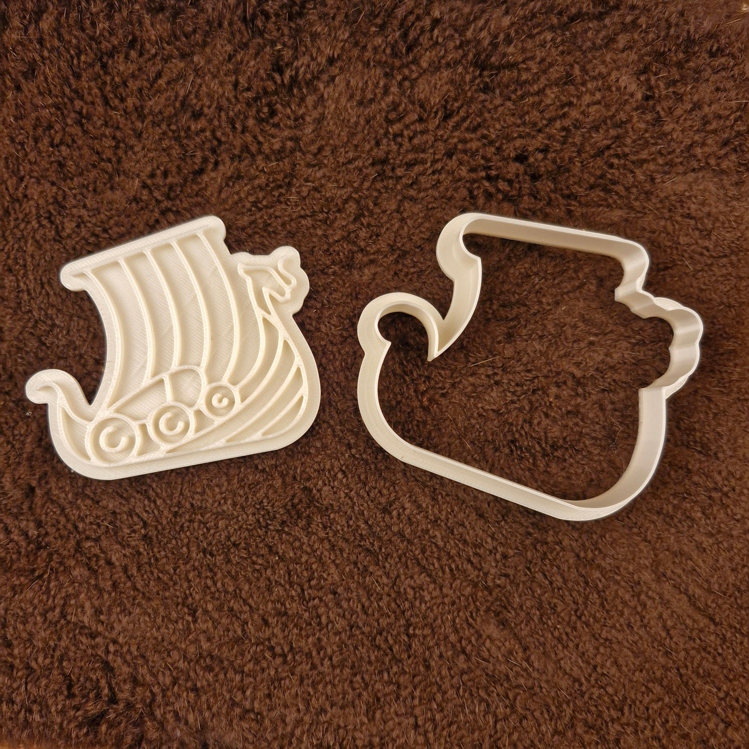Cookie cutter with plunger
