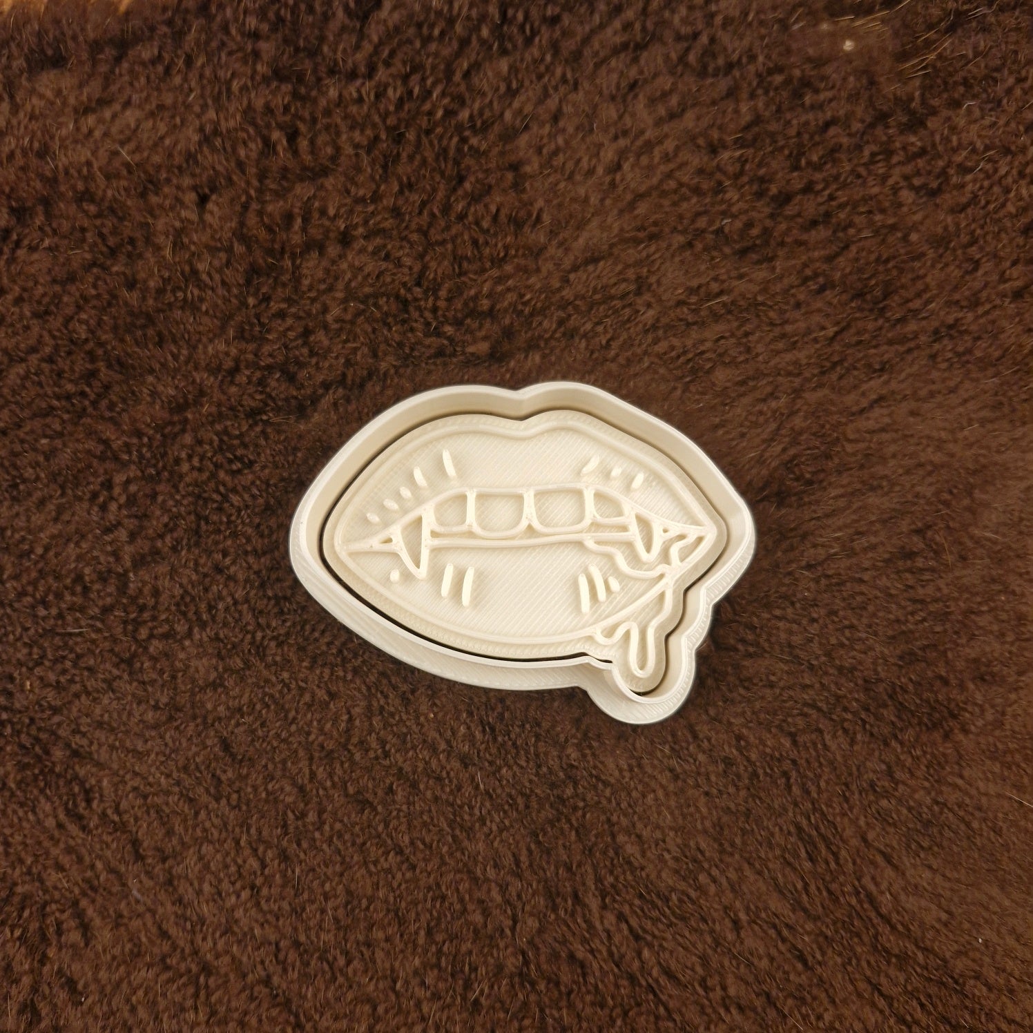 Cookie cutter with plunger