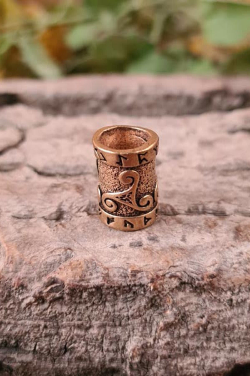 Haarperle Triskele mit Runen aus Bronze