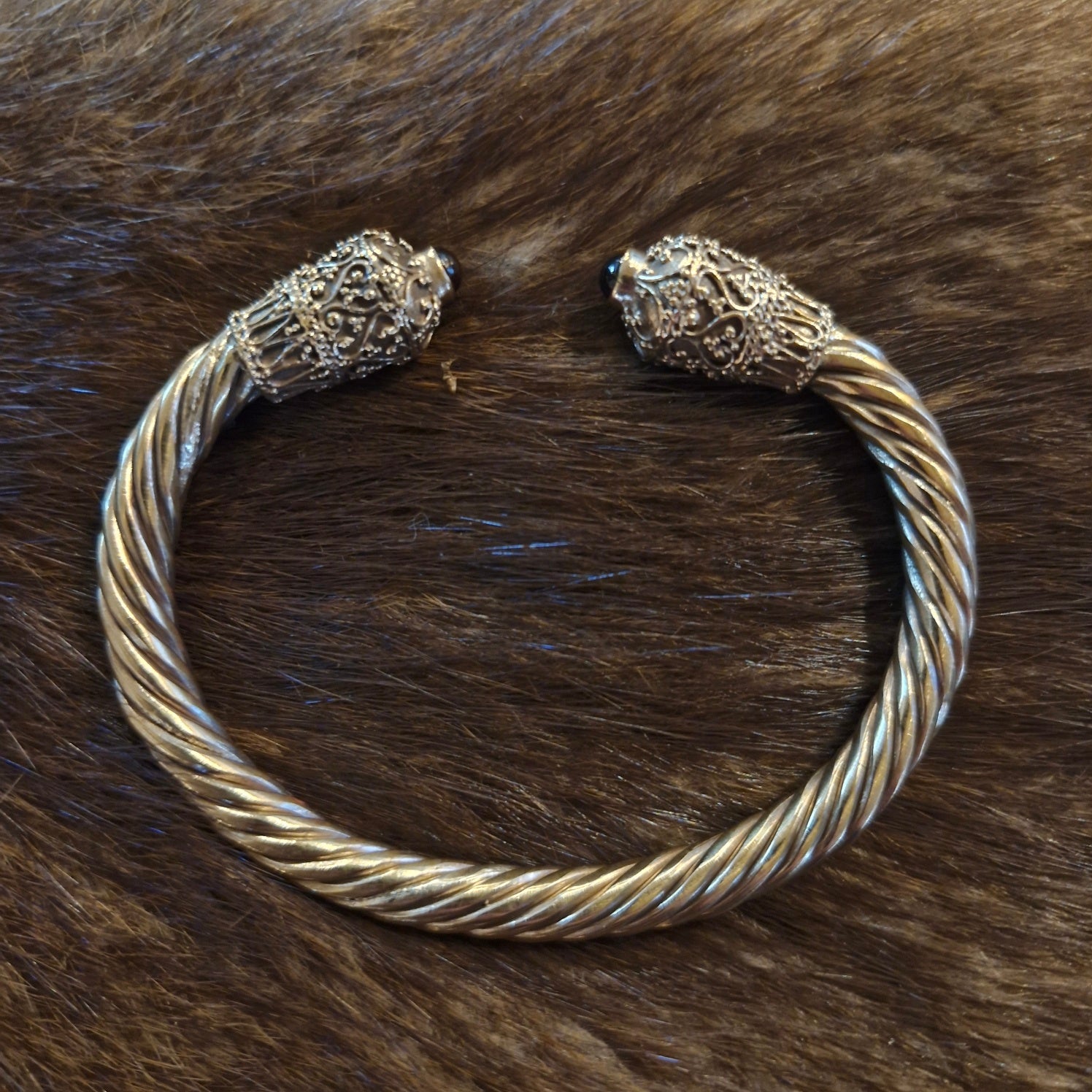 Kelten Armspange mit Granatsteinen aus Bronze