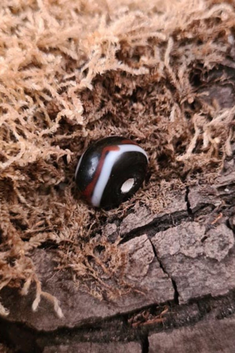 Kleine Wikinger Scheibenperle schwarz mit rot-weiss Fadenmuster aus Glas